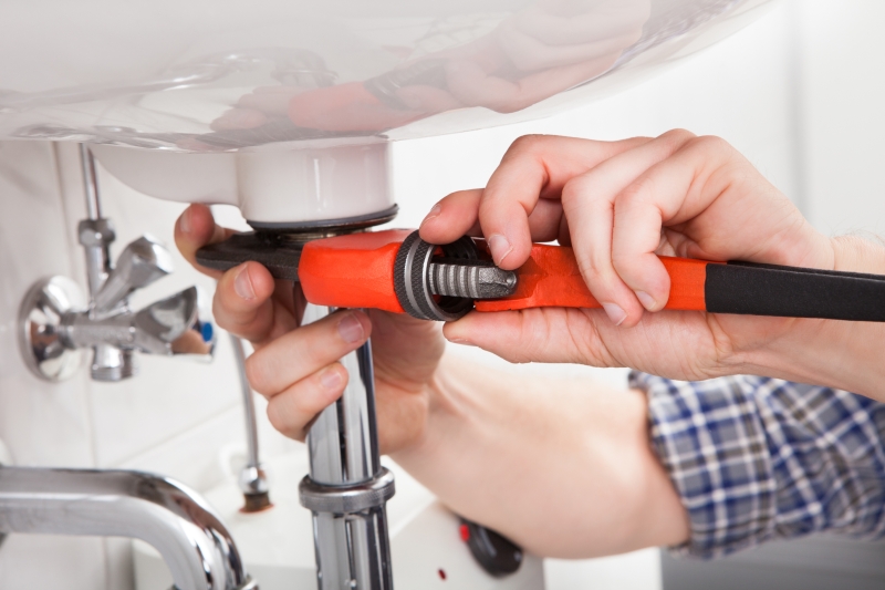 Emergency plumber attending a job in Thornton Heath